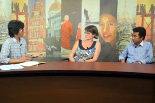 Kyaw Zwa Moe (left) talks with Vicky Bowman, director of MCRB, and Kyaw Lin Oo (right), coordinator of the Myanmar People Forum Working Group, on Dateline Irrawaddy.