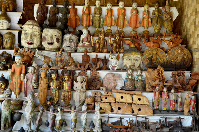 Souvenir shop at Htilominlo Temple in Bagan.