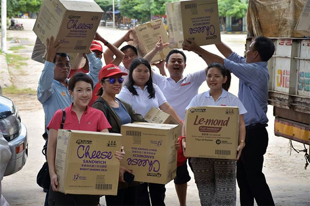 Ooredoo Myanmar Staff members went to flood-hit areas of Sagaing Region and Kachin State to meet residents and township committee members and donated necessary food and shelter items in 2015. Photo: Ooredoo Myanmar