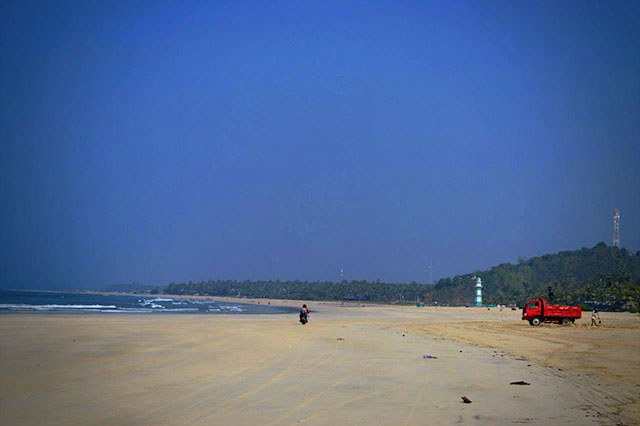 Beach sand mining in Ngapali is already resulting in erosion and increasing numbers of exposed rocks on previously sandy beaches.