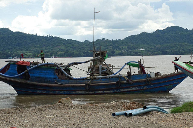 Extracting sand on Ayeyarwady River, August 2017. Photo: B Kadoe