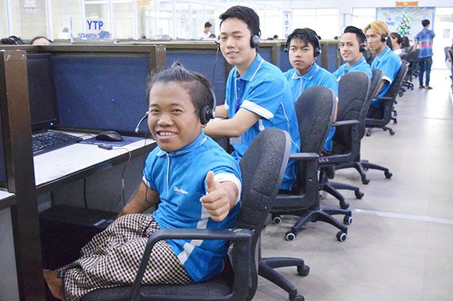 Blue Ocean Call Centre အလုပ်လုပ်နေသော ကိုမြင့်ထွန်းဦး (အရှေ့လက်ဝဲဘက်)နှင့် သူ၏ လုပ်ဖော်ကိုင်ဖတ်များ